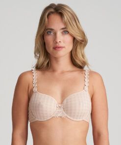 blond jente i beige BH med blomster på stroppene og rutete mønster