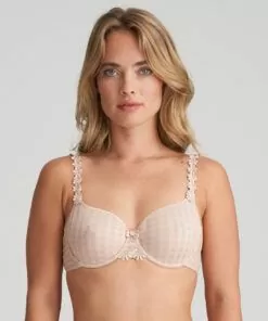 blond jente i beige BH med blomster på stroppene og rutete mønster