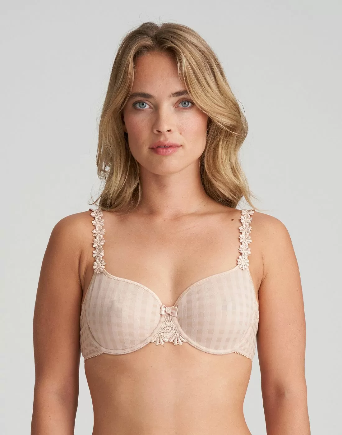 blond jente i beige BH med blomster på stroppene og rutete mønster