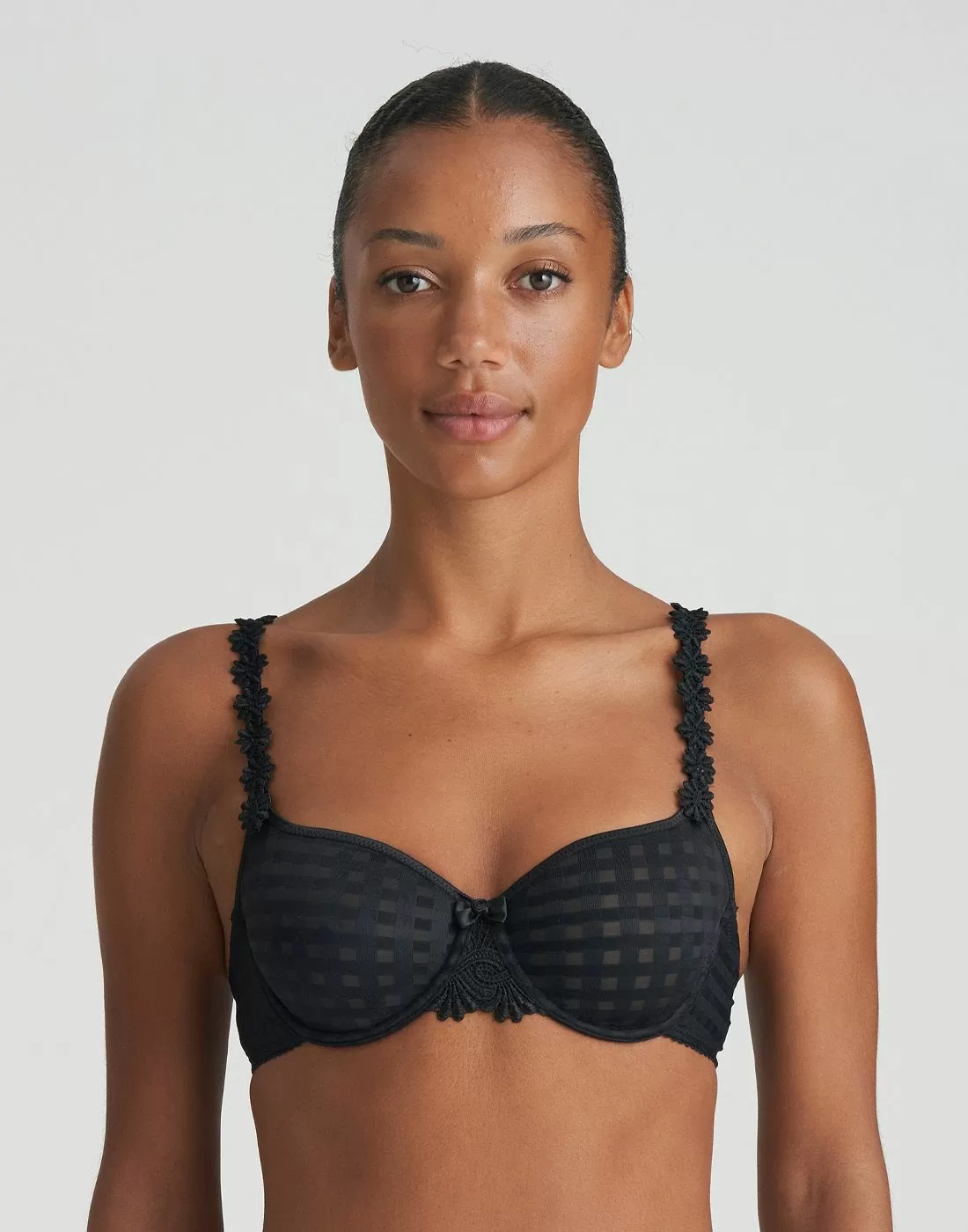 marie-jo-avero-med-boyle-uten-innlegg-svart