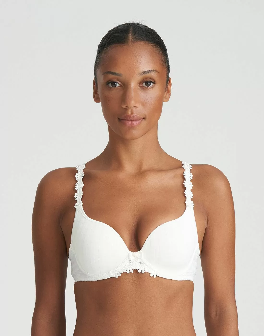 Mørk jente i hvit vattert BH med blomster og rutete mønster