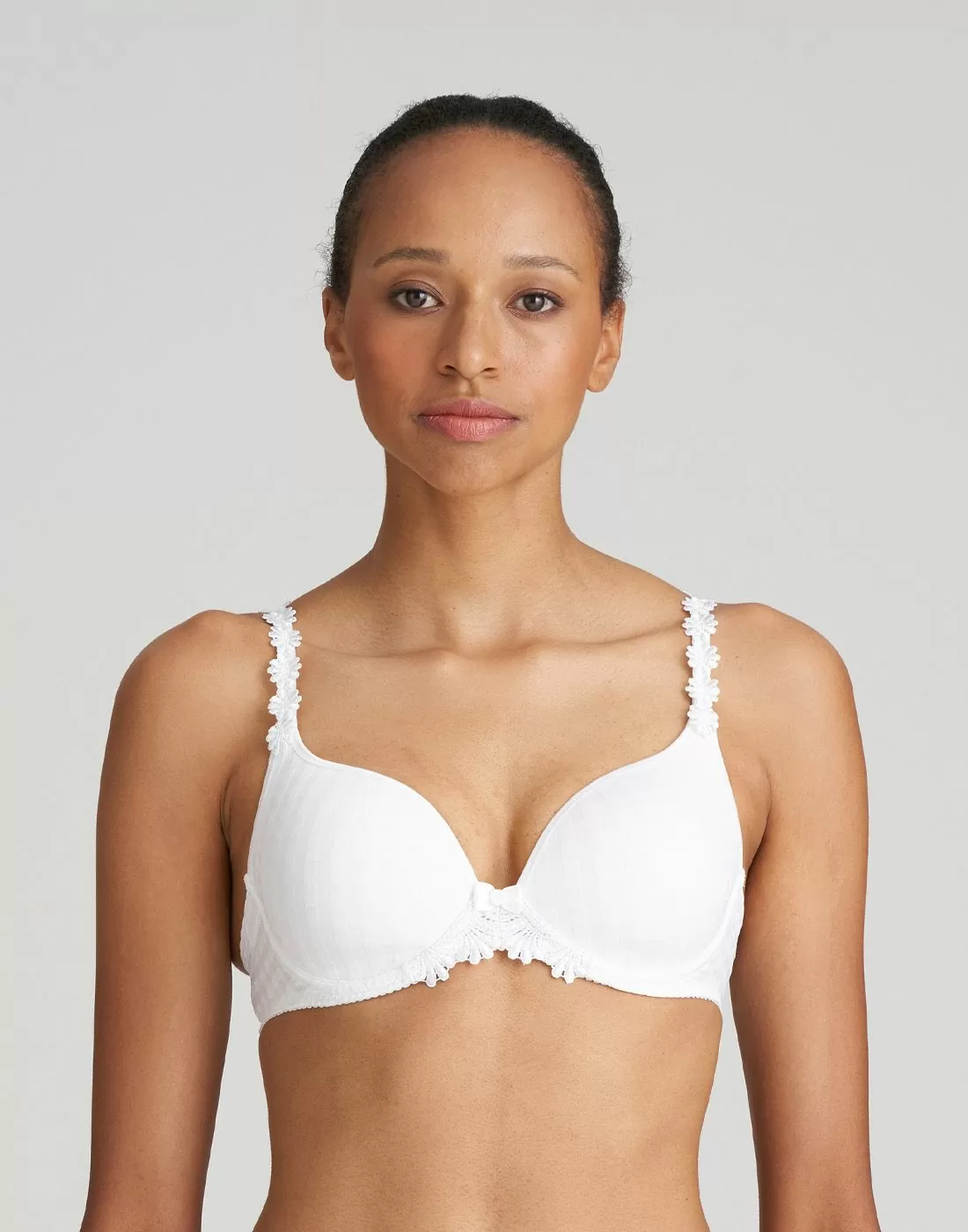 mørk jente i hvit BH med blomster og rutete mønster