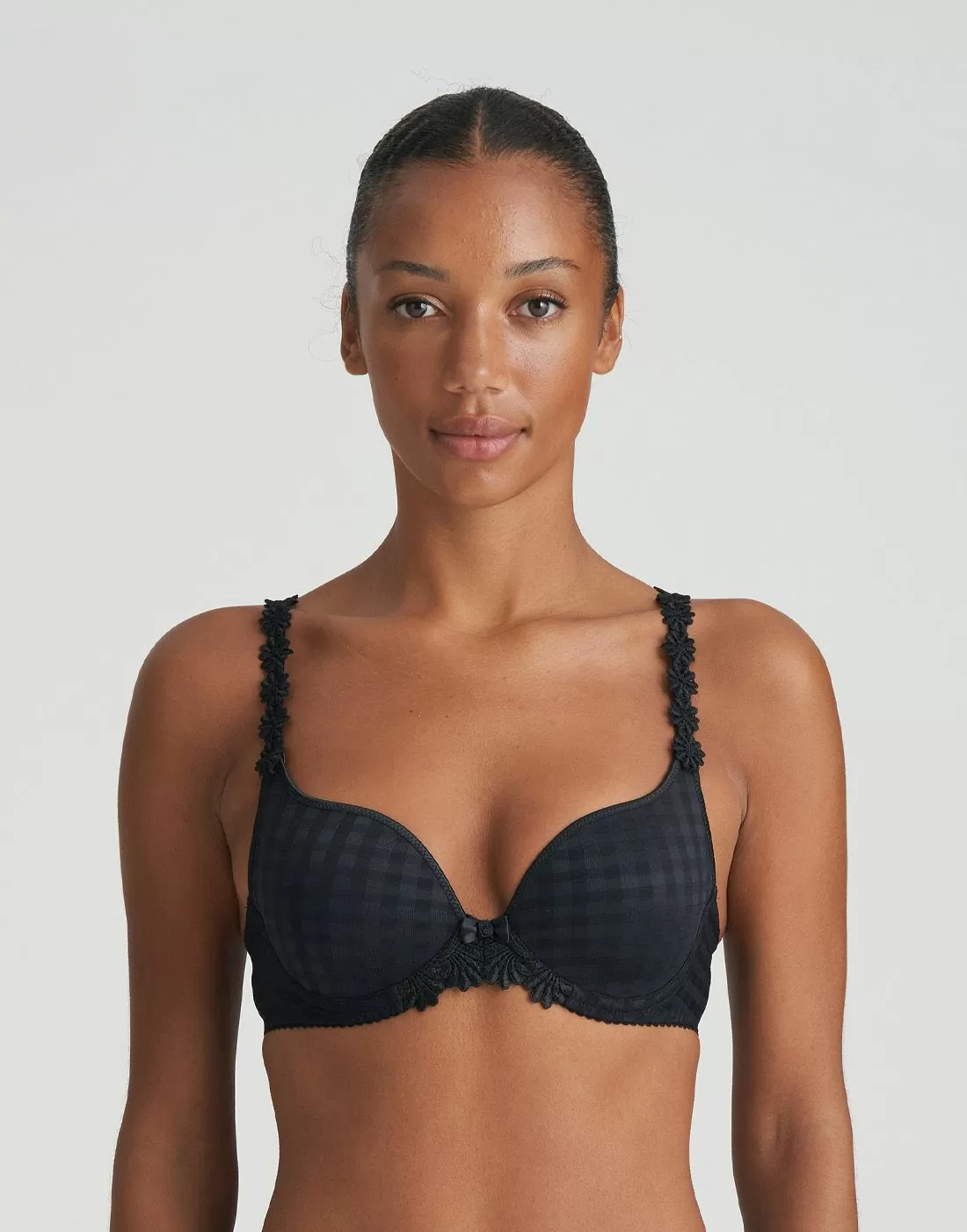 mørk jente i svart heartshape BH med i blomster og rutete mønster