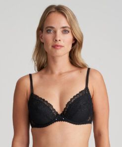 blond jente med svart push up BH fra Marie jo jane
