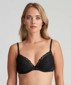 blond jente med svart push up BH fra Marie jo jane