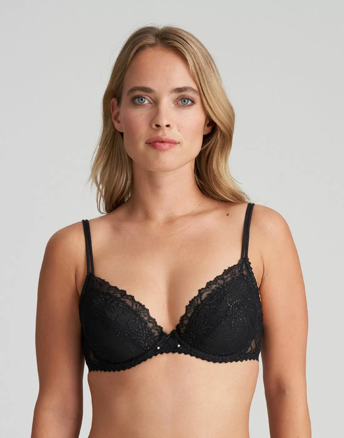 blond jente med svart push up BH fra Marie jo jane