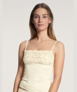 blond jente i offwhite singlet med blonder