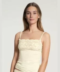 blond jente i offwhite singlet med blonder