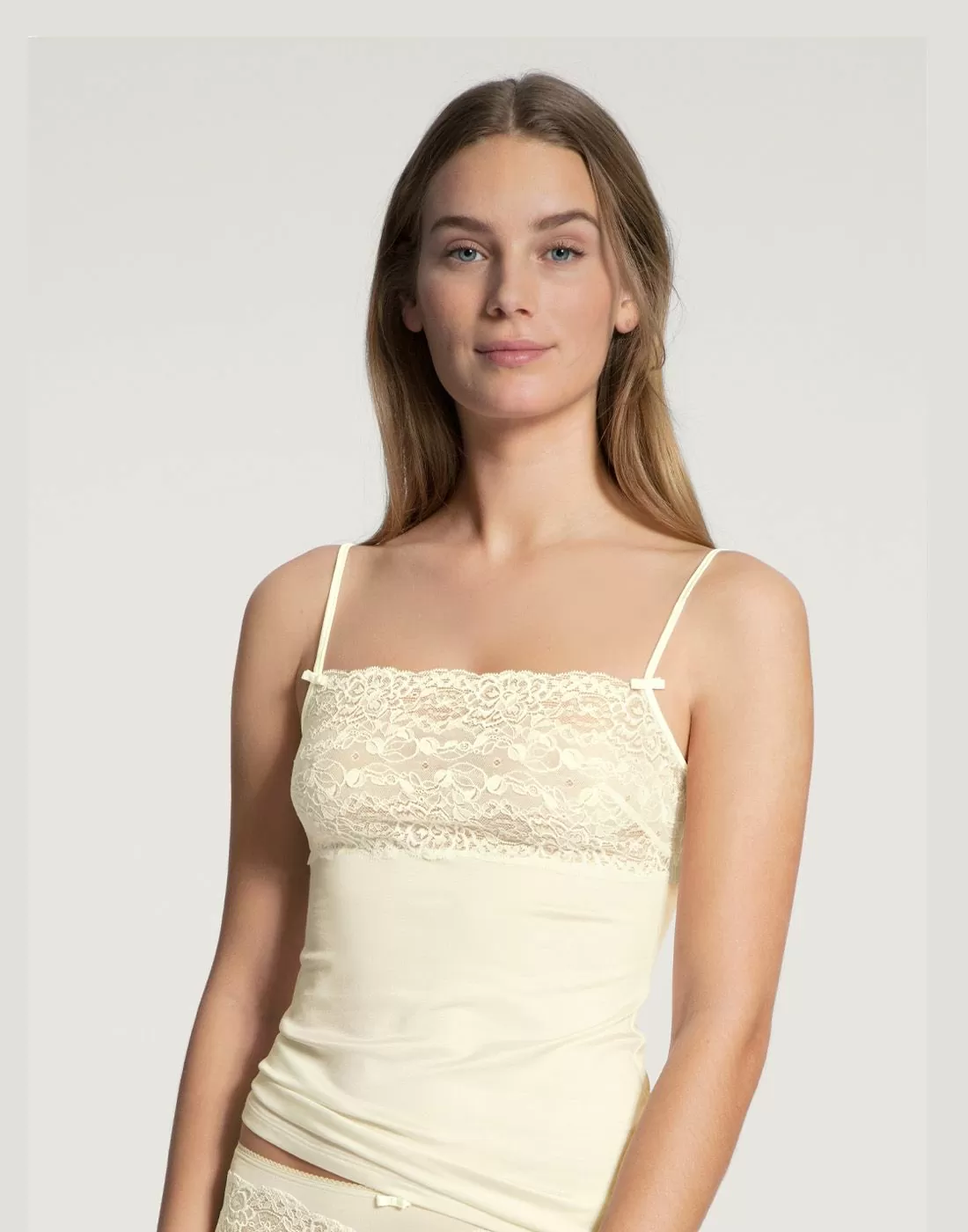 blond jente i offwhite singlet med blonder