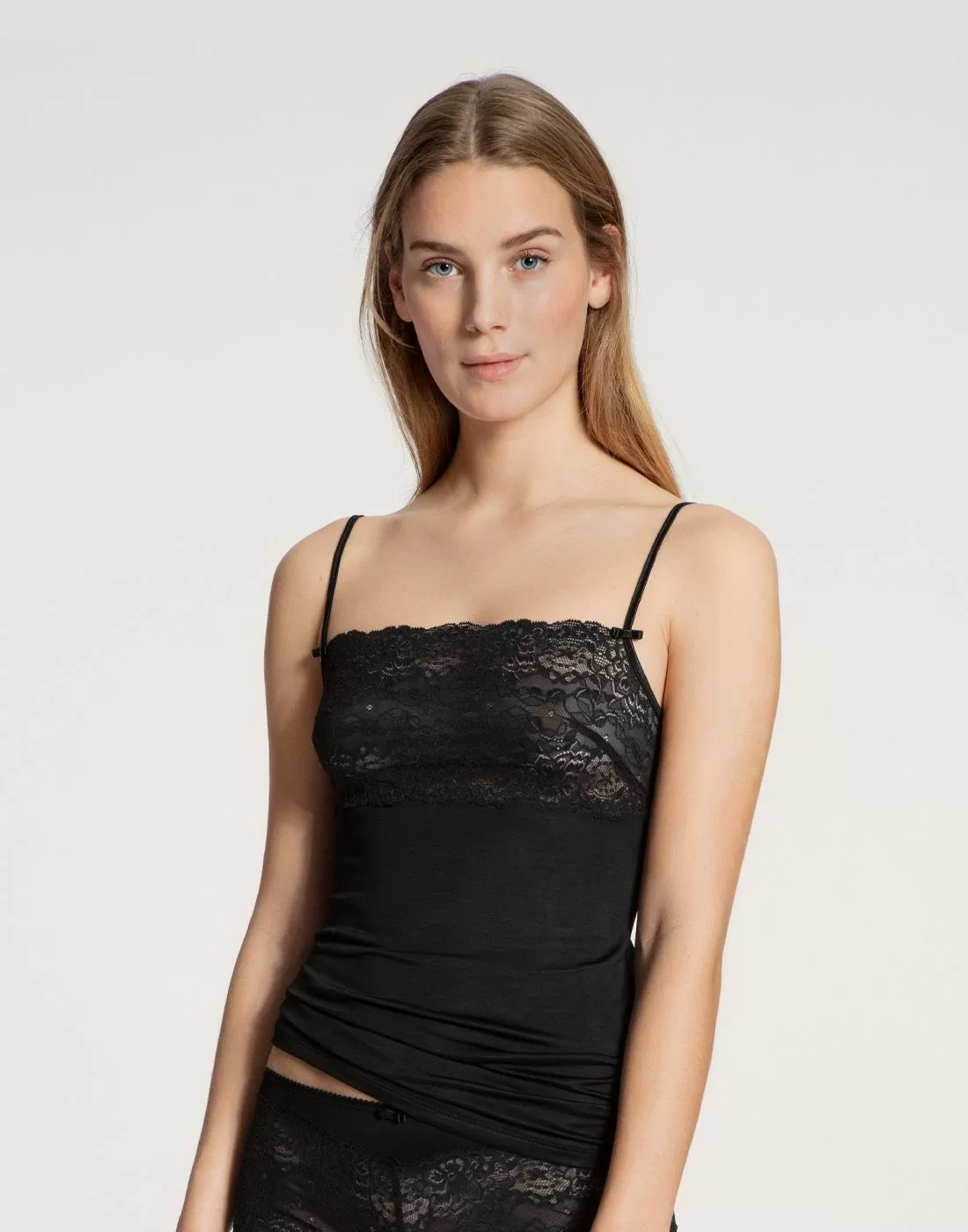 blond jente i svart singlet med blonder