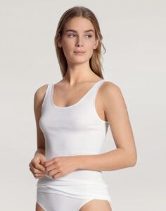 jente i hvit singlet fra calida