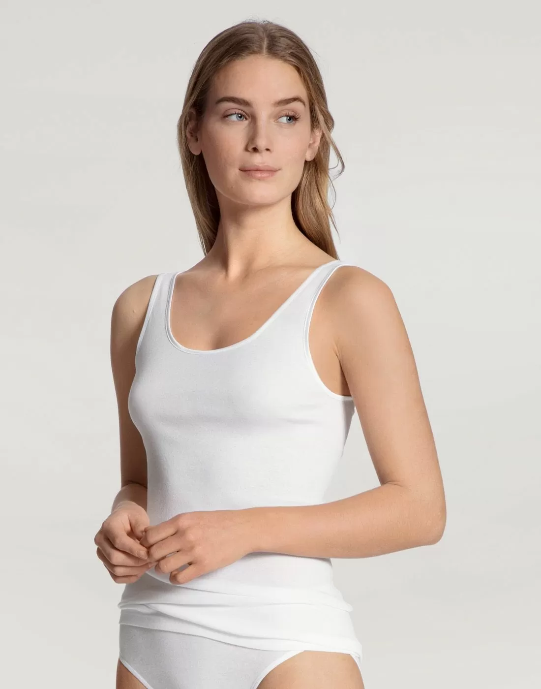 jente i hvit singlet fra calida