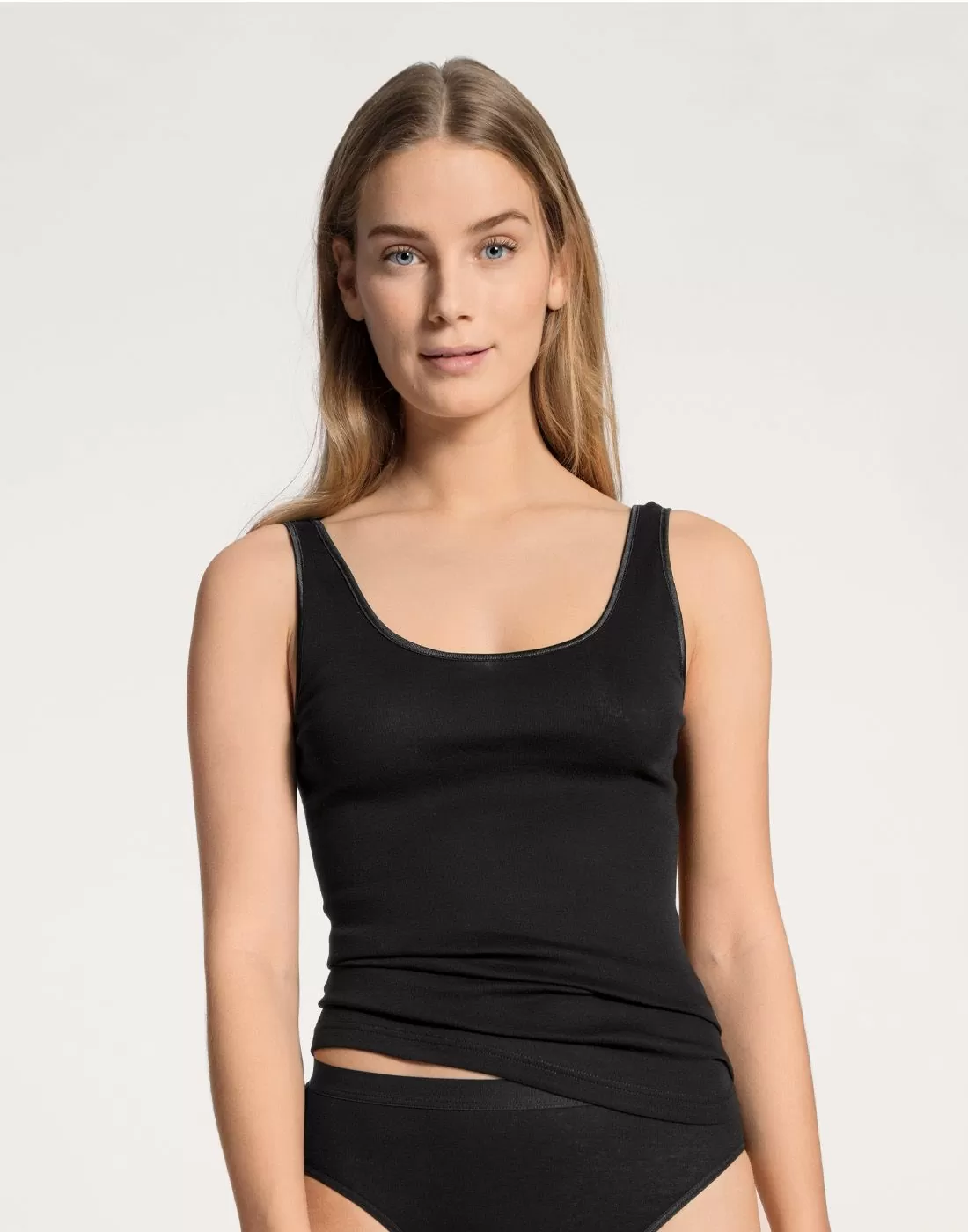 jente i svart bomull singlet fra calida