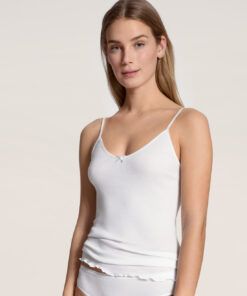 jente i hvit singlet fra calida