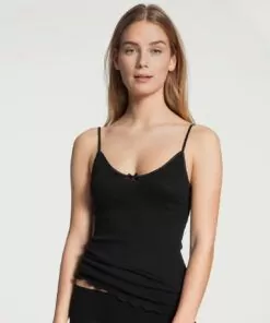 blond jente i svart singlet av bomull
