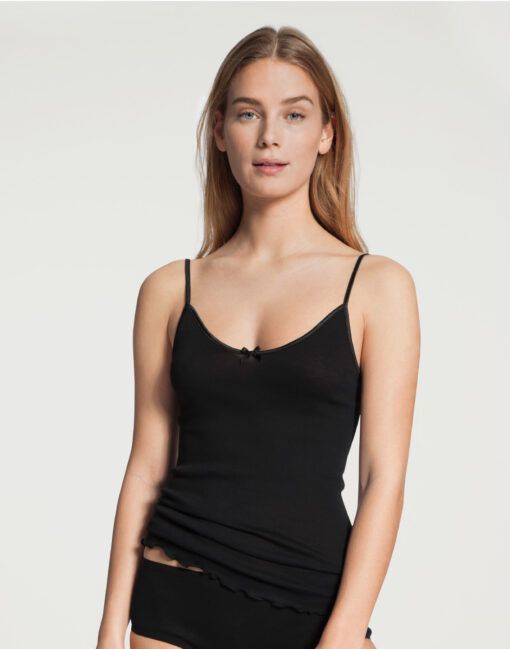 blond jente i svart singlet av bomull