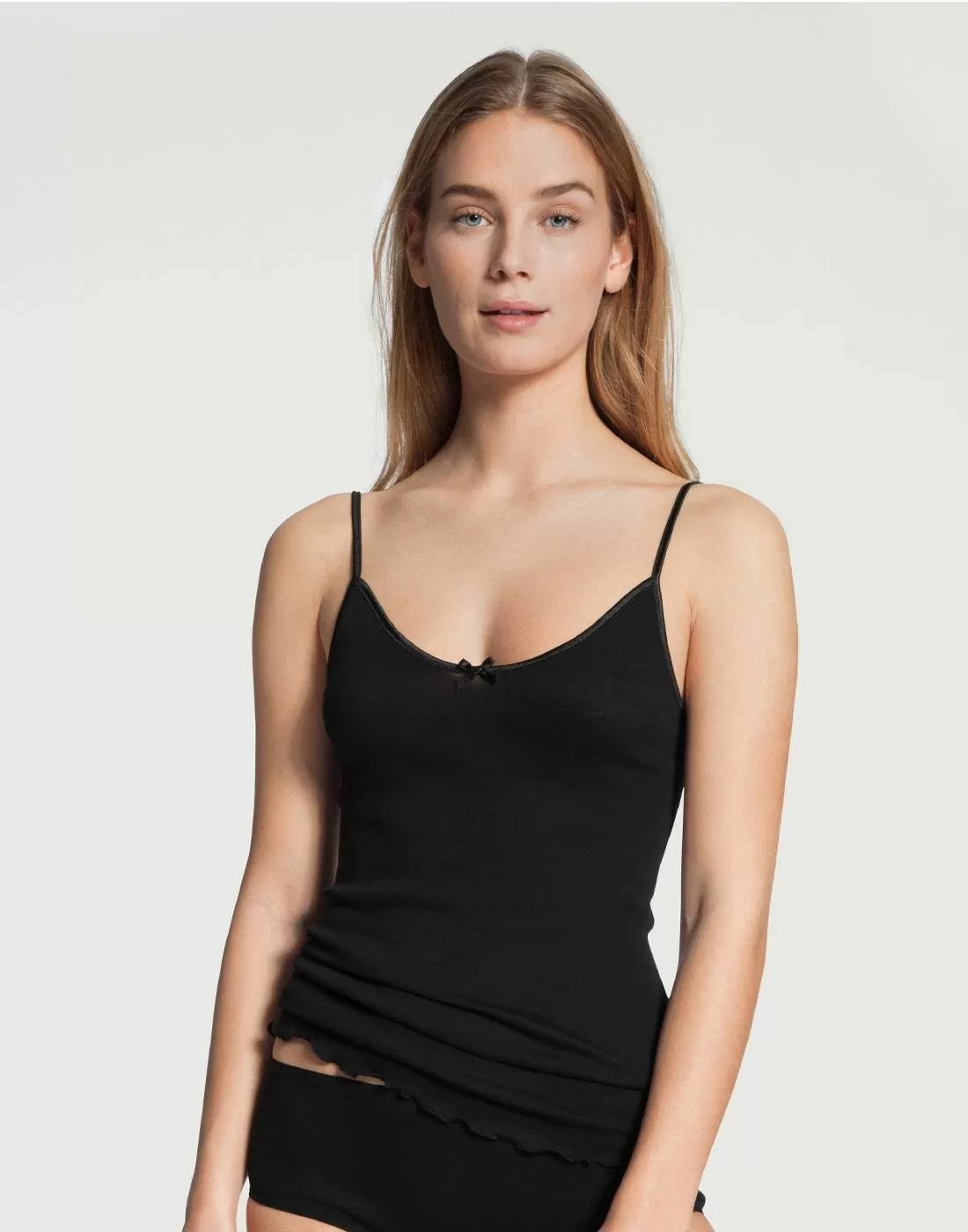 blond jente i svart singlet av bomull