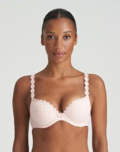 mørk jente med rosa push up BH fra Marie Jo