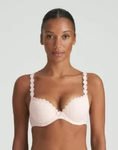 mørk jente med rosa push up BH fra Marie Jo
