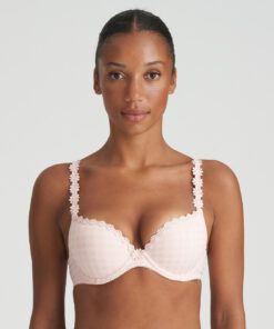 mørk jente med rosa push up BH fra Marie Jo