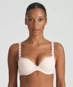 mørk jente med rosa push up BH fra Marie Jo