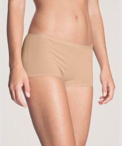 jente i beige bokser av bomull
