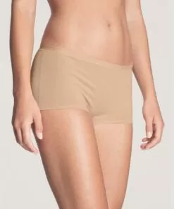 jente i beige bokser av bomull
