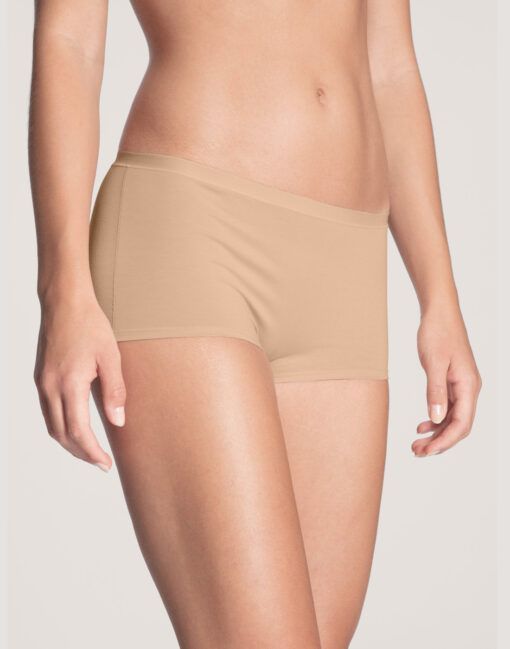 jente i beige bokser av bomull