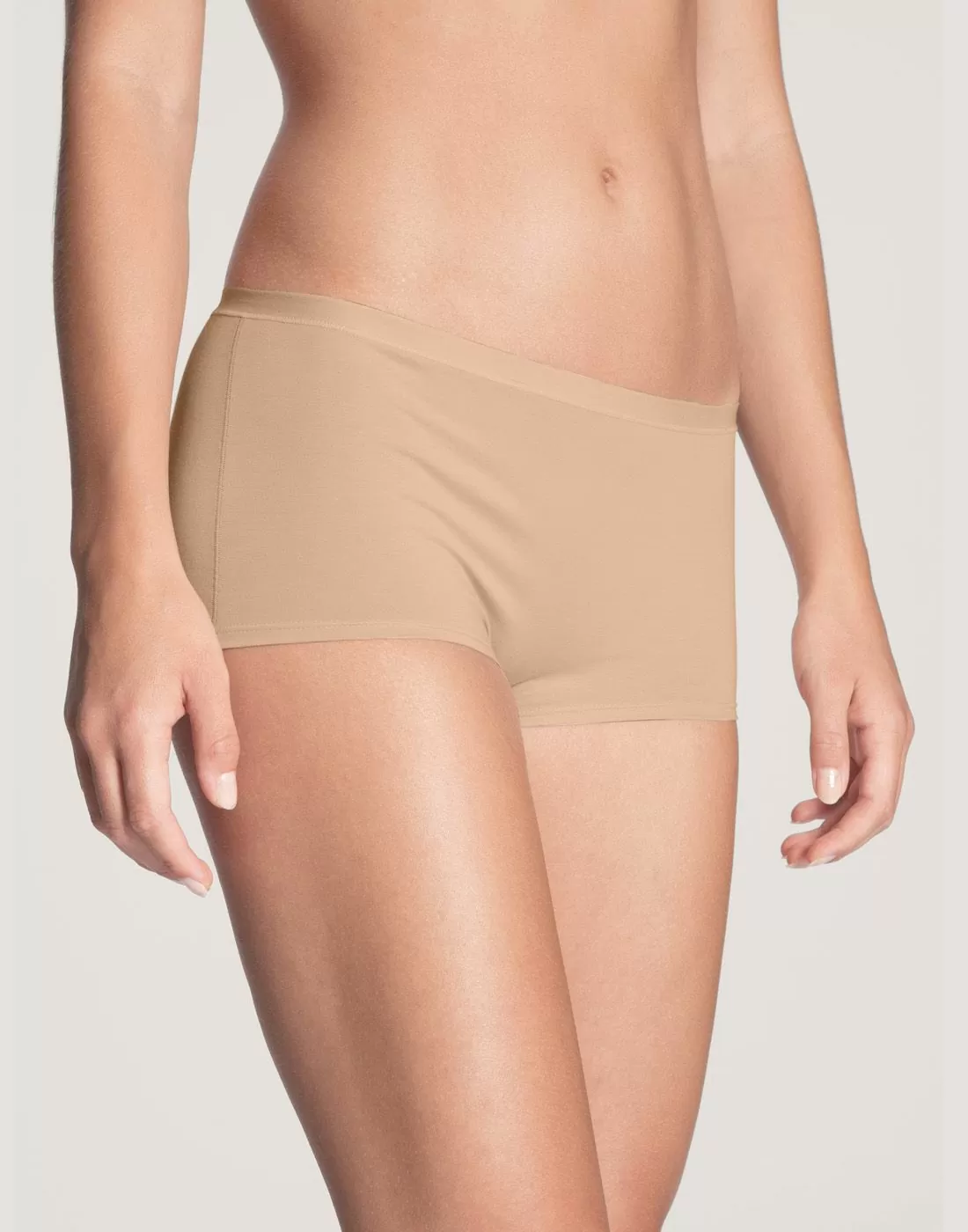 jente i beige bokser av bomull