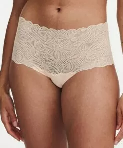 jente med beige blondetruse sømløs
