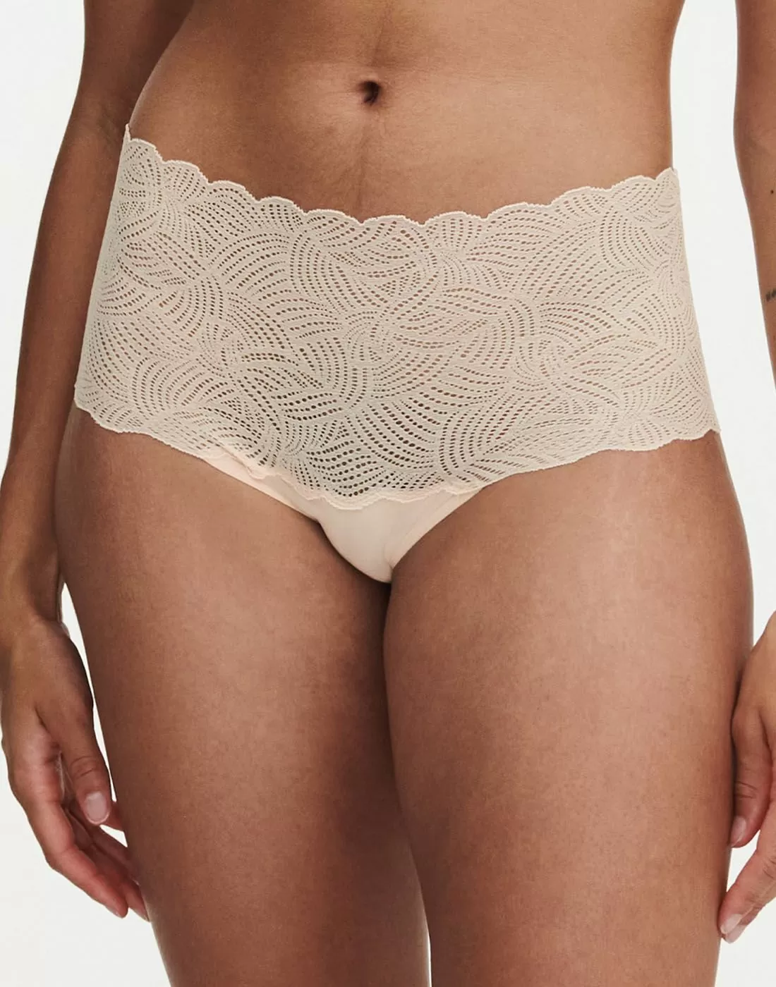 jente med beige blondetruse sømløs