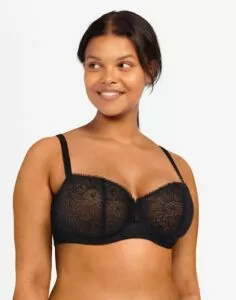 jente i svart uvattert full-cup BH fra Chantelle