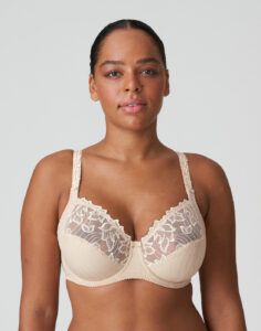 mørk kvinne med beige blonde BH fra prima donna