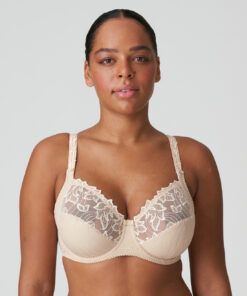 mørk kvinne med beige blonde BH fra prima donna