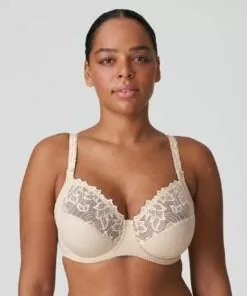 mørk kvinne med beige blonde BH fra prima donna