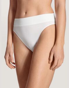 jente i hvit high waist truse i bomull