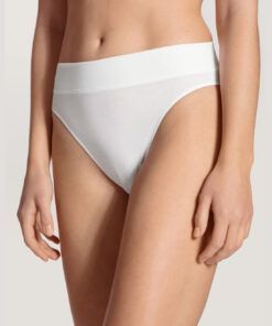 jente i hvit high waist truse i bomull