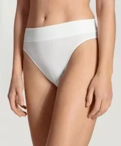 jente i hvit high waist truse i bomull