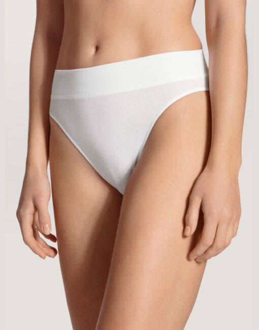 jente i hvit high waist truse i bomull