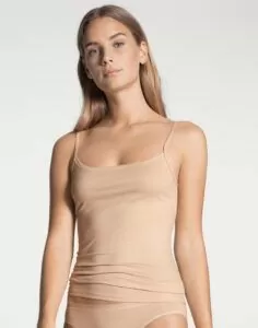 blond jente i beige singlet fra calida