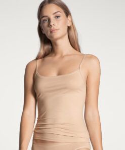 blond jente i beige singlet fra calida