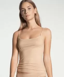 blond jente i beige singlet fra calida