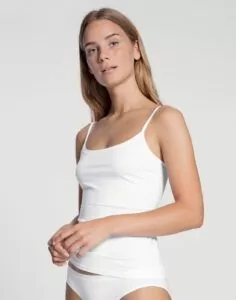 blond jente i hvit singlet fra calida