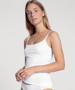 blond jente i hvit singlet fra calida