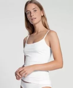 blond jente i hvit singlet fra calida