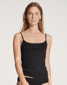 blond jente i svart singlet fra calida