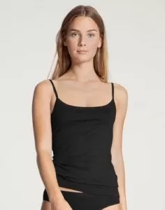 blond jente i svart singlet fra calida