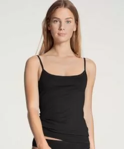 blond jente i svart singlet fra calida