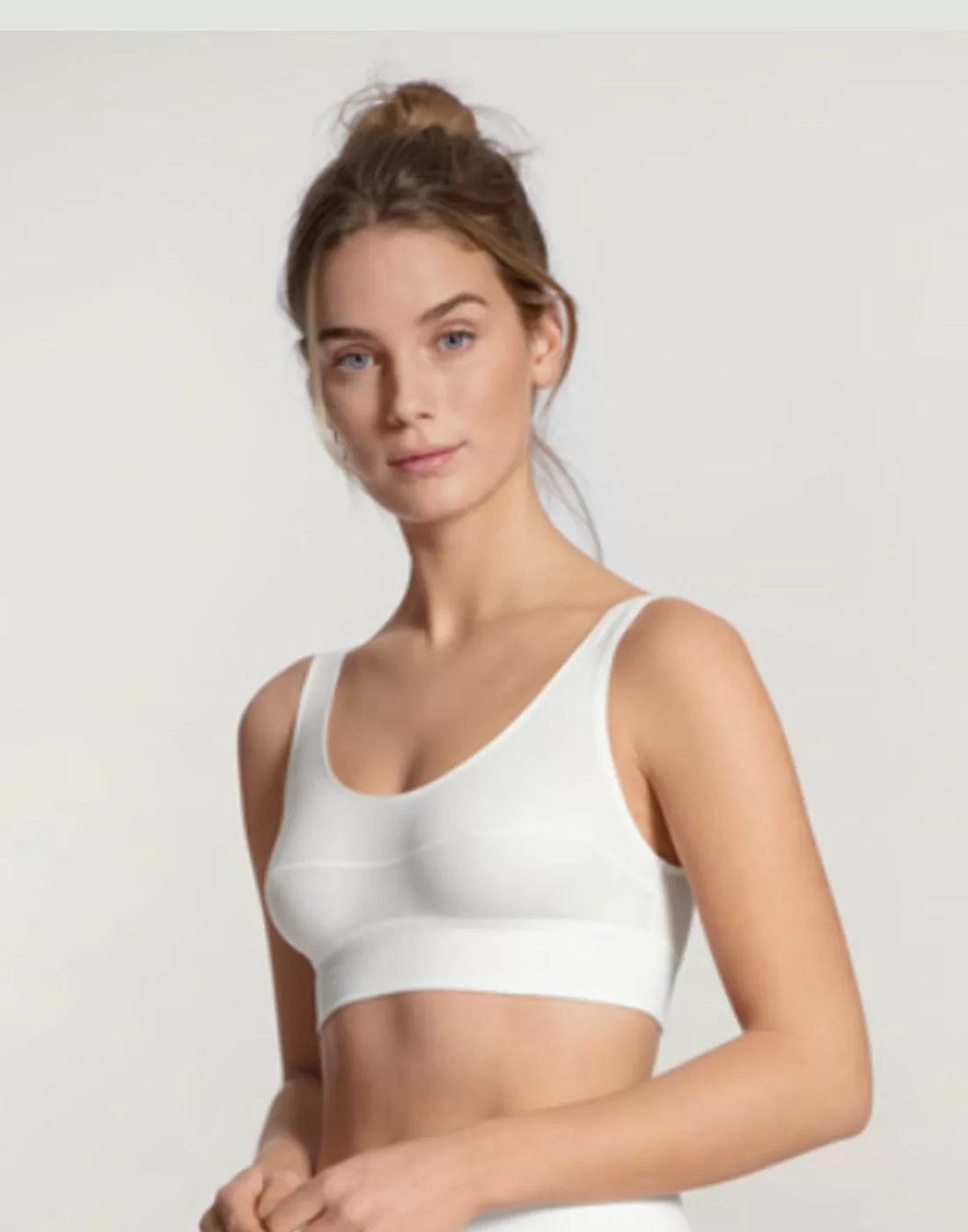 blond jente i hvit BH topp uten padding og spile