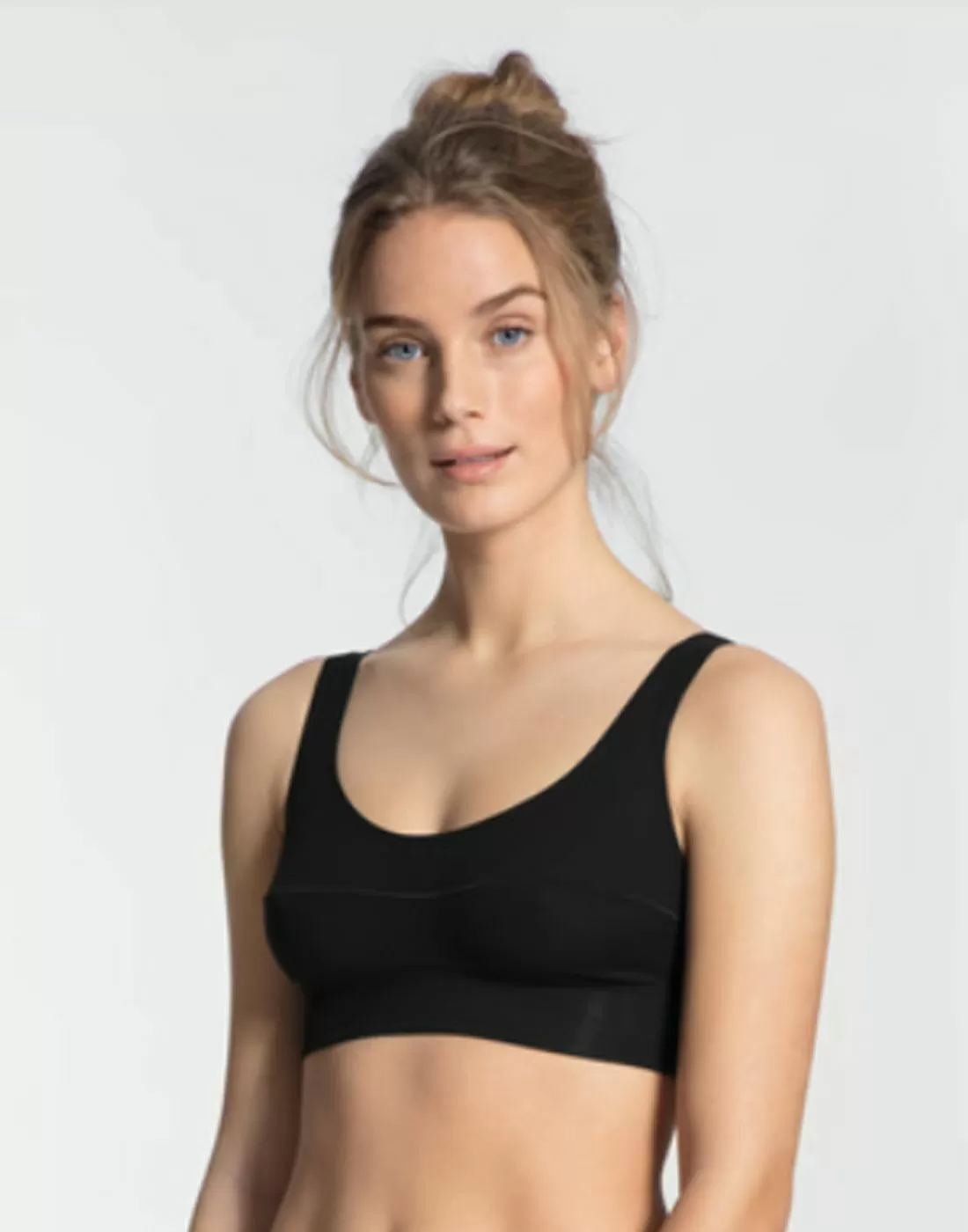 jente i svart BH topp i bomull